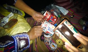 Community women offering their products to tourists (Raqchi, Cusco)